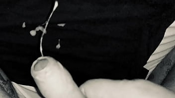 Grosse Ejaculation Avec La Queue Mi Molle Après 3h De Branle