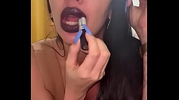 Passando Batom Nos Lábios Carnudos Para Chupar Um Pau Gostoso!