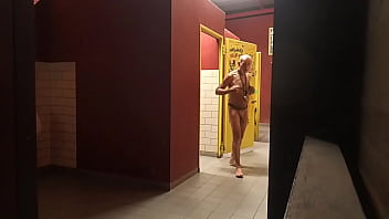 Surpris Durant Une Exhib Dans Des Chiottes D_autoroute