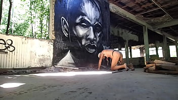 Bdsm Seul Dans Un Hangar Publique Abandonné