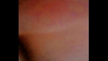 A Hermosa Joven Le Encanta Masturbarse Con Un Peine Hasta Venirse