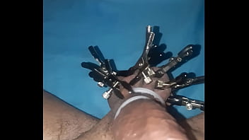 Caresser Sa Queue Remplie De Pinces