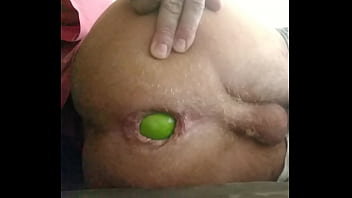 Casado Passivo, Enfiando Limões Na Sua Cuceta Rosada E Gulosa.