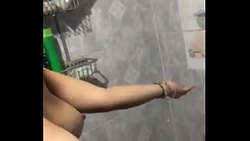 En El Baño Enseñando Las Tetas