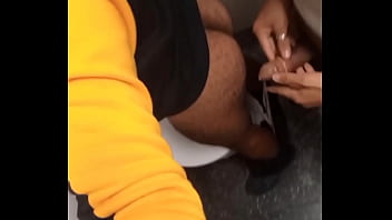 Encontrei Por Acaso O Marido Da Minha Amiga No Banheiro Do Metr_, Não Deu Outra Dei Pra Ele - Full Red