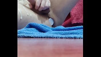Me Corro Con Un Plug Anal En El Baño