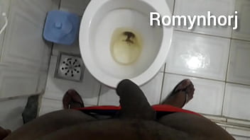 Neg_o No Banheiro Mijando