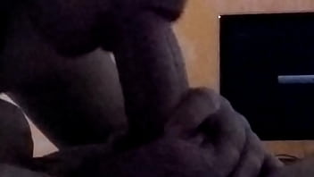 Japa Ninfeta Chupando A Pica Do Seu Meio-irmão Escondido Enquanto Todos Dormem Ao Lado, Ainda Engoliu A Leite