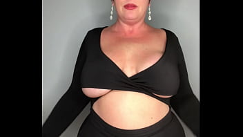 Hourglass Mama' Nipslip | Boobie Pops Out !