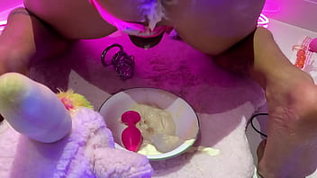 Preparando Fresas Con Chantilly Directo De Mi Culo