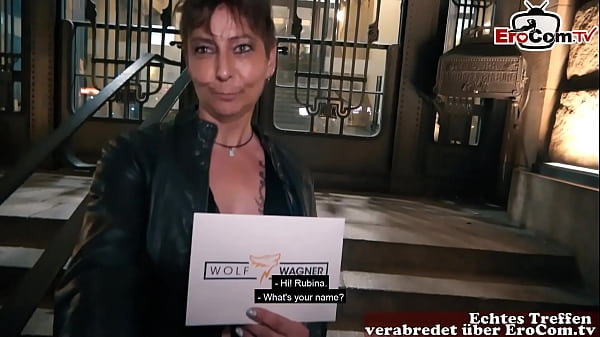 Tätowierte Reife Frau Mit Kurzen Haaren Abgeschleppt Zum Fickdate