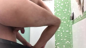 Colocando A Cueca De Pau Duro!!