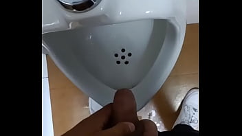 Orinando En La Clinica