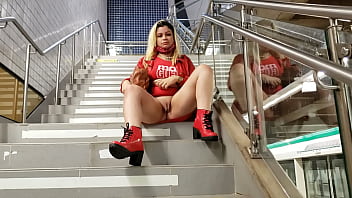 Essa Loira é Muito Safada Ela Adora Provocar Em Público