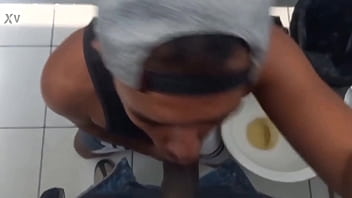 Fui No Mercado No Banheiro Estava Mijando Eo Negao Ficou Me Olhando Fez Sinal Ajoelhei E Mamei Aquela Rola Preta Dura Nao Queria Deixar Filmar Me Levou Pro Box E Encheu Meu Cu De Leite