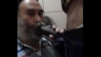 Mamando Caceudo No Banheiro