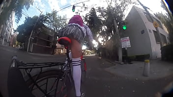 Paseo En Bicicleta Upskirt, _quieres Mirar Bajo Mi Falda?