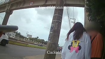 Desafio Corno! Hotwife Tímida Entrando Com Negão No Café Como Namoradinhos E O Corno Do Lado. Legendado Bbc