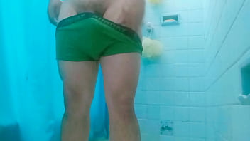 Una Ducha Muy Caliente Y Con Un Poco De Música Para Disfrutar Y Mayor Placer