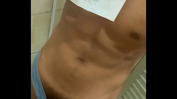 Novinho Se Exibindo No Banheiro
