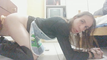 Dona De Casa Brincando Enquanto O Marido Não Chega