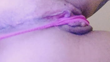 Embaixo Da Saia... Isso Sim, é Um Fio Dental ! Sendo Engolido