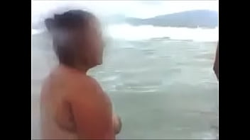 Mary Esposa Cadelona Se Exibindo Peladinha Na Praia De Dia Em Praia Grande Sp, Pra Todos Verem E Maridão Alexandre Filma Tudo