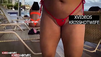 Kriss Hotwife No Chuveiro Da Piscina Do Hotel Exibindo Com Seu Micro Biquíni