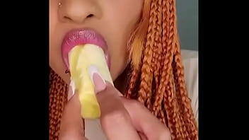 Es Solo Un Banano Pero Me Gusta Que Me Veas Como Lo Como