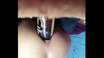 Putita Caliente Montando Botella