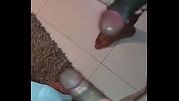 Casada Punhetando O Picão Do Comedor E A Piquinha Do Marido