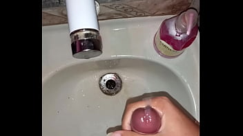 Batendo Uma Na Pia