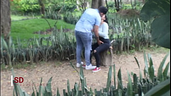 Espiando A Una Pareja En El Parque Publico