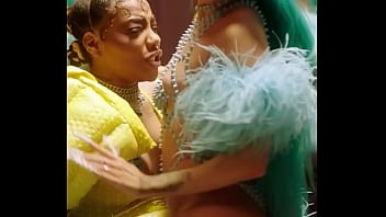 Luísa Rebolando No Colo Da Ludmila