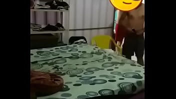 Novinho De 22 Anos Depilando O Saco Com Barbeiro Coroa