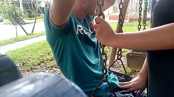 Tio Pervertido Saca Su Polla En Un Parque _en Serio! Se Lo Chupe Y Saque Toda Su Leche En Mi Cara Y Mi Boca, Todas Las Personas Que Pasan Por El Lugar Se Quedan Viendo