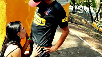 Morena Gata Chupando Rola De Desconhecido Em Público