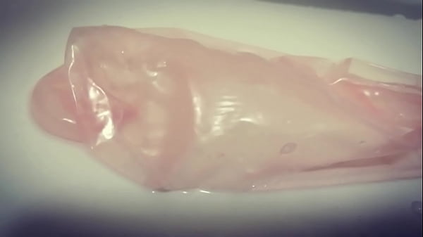 コンドーム使用　射精①　精液