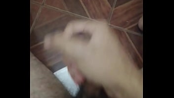 Joven Delgado Y Una Paja Mañanera En El Baño