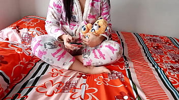 Por Poco Nos Pillan: Follo A Esta Cachonda Para Que Me Deje Ver Su Ropa Inteior Y Me Chupe Toda La Polla, Terminamos Follando En Su Cama Antes Que Llegue Alguien