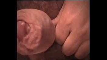 Tueffi Laesst Beim Wichsen Seinen Samen Spritzen