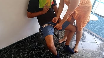 Madrastra Cachonda Se Come Toda La Polla De Su Hijastro Mientras Su Marido No Esta En Casa, Ella Aprovecha Para Darle Una Rica Leccion