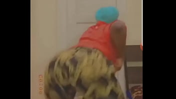Sexy African Girl Shaking Her Ass
