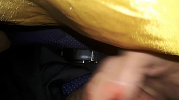 Agarrando La Verga Por Debajo De La Mesa