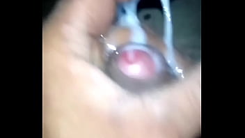 Es Una Tarde Tan Calurosa Y Este Sexy Hombre Moreno Decide Masturbarse Hasta Correrse