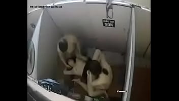 Ragazza Indiana Scopata Da Tre Ragazzi In Un Bagno Pubblico