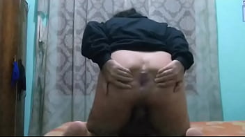 Mostrando O Cuzinho Com Travesseiro