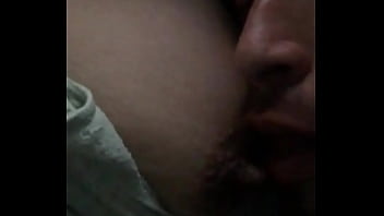 Le Encanta Que Le Chupe Los Pezones