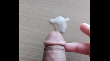 Branlette éjaculation Devant Un Porno