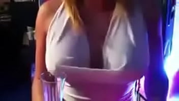 Loira Dançando Com Os Peitos